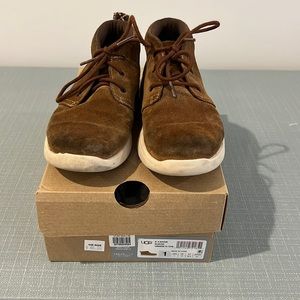 Boys brown suede Ugg Chukka boots in Size 1 youth